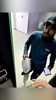 Курьер и автор видео наконец-то смогли вместе поиграть в CS2