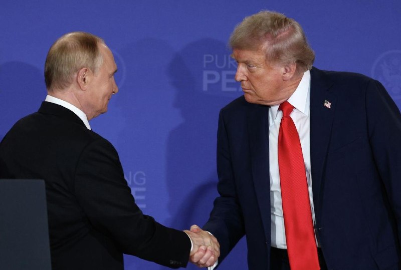 Дональд Трамп оценил подарок хоккейной шайбы от Владимира Путина