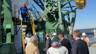 Опубликованы эксклюзивные кадры подготовки космонавтов к старту с Байконура