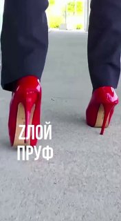 Канадских полицейских заставляют носить туфли на каблуках в поддержку женщин и детей