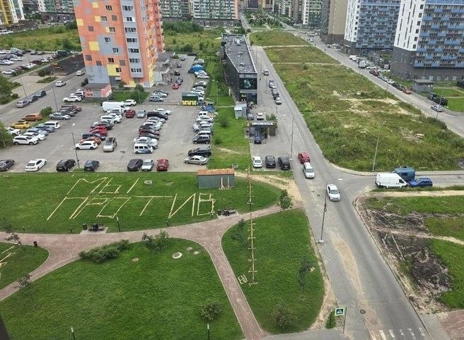 В Мурино энтузиасты выложили из досок надпись «МЫ ПРОТИВ» в знак протеста против строительства «Апельсина»