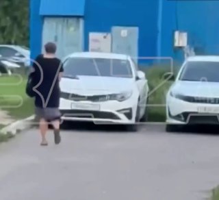 В Балабаново женщина с топором атаковала автомобили