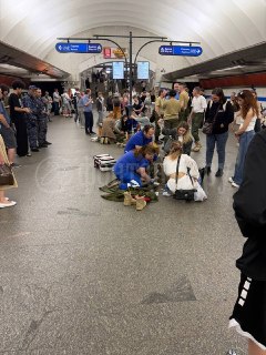 На станции метро «Пионерская» скорая помощь оказывала помощь четверым молодым людям