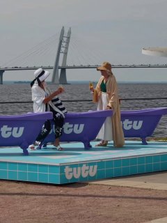 В Петербурге на набережной Севкабель Порта установили шезлонги для солнечных ванн
