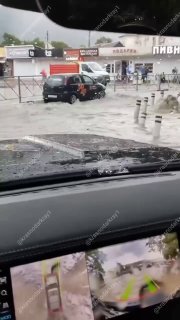 Геленджик накрыла непогода: улицы города затопило ливнем