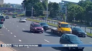 Водитель Hyundai случайно повредил сломанную BMW при погрузке на эвакуатор в Беларуси