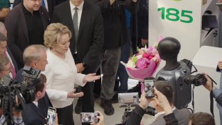 Робот Грин представил ИИ-технологии Сбера в Совете Федерации