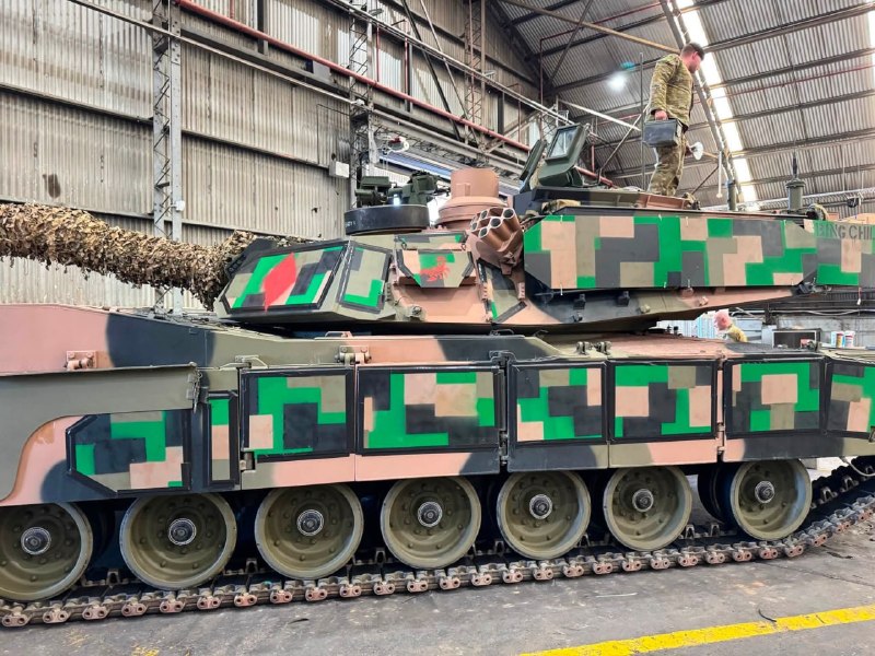 Австралийские танки Abrams перекрасили под китайские Type 99A для учений