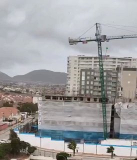 В Чили из-за ветра упал башенный кран