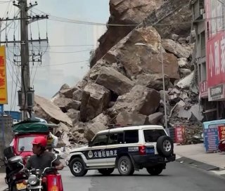 В Китае при обрушении горного склона погибли 8 человек, десятки пропали
