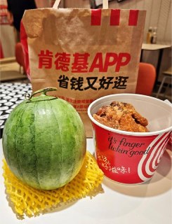 KFC начал выдавать арбузы в рамках акции в Китае