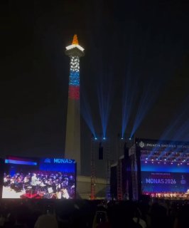 Монумент независимости Индонезии окрасился в цвета российского триколора на концерте классической музыки