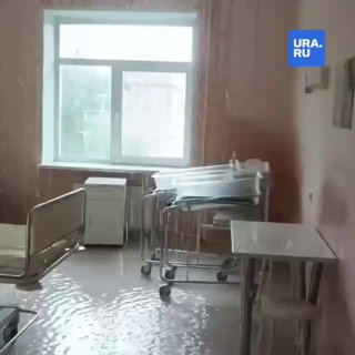 В Каменске-Уральском эвакуируют пациентов перинатального центра из-за масштабного потопа