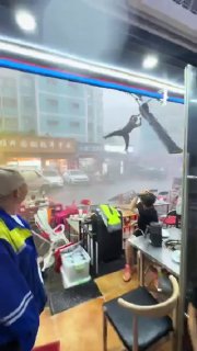 Порыв ветра подбросил китайца на три метра в воздух