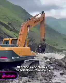 Жителей дагестанского села перевозят в ковше экскаватора из-за разрушенных дорог
