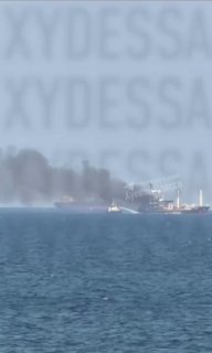 Экипаж сухогруза в Одесской области пытается потушить судно после удара БПЛА