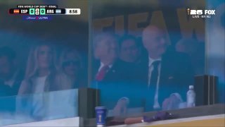 Трамп заполучил кубок мира в свои руки на десятой минуте финала