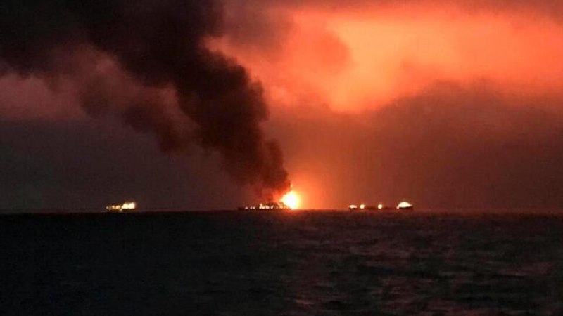 В Ормузском проливе после взрывов загорелись два нефтяных танкера