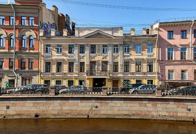 Жители дома на набережной канала Грибоедова пожаловались на некачественный ремонт крыши; СК начал проверку