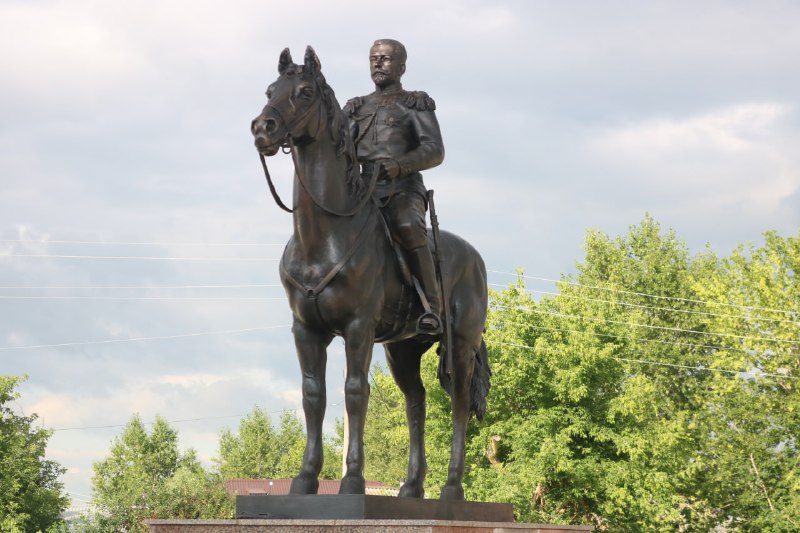 В Верхнеуральске установили памятник Николаю II рядом с могилой красных партизан