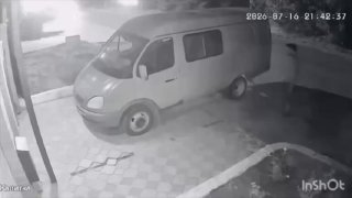 В Краснодаре на камеры видеонаблюдения попала банда, сливающая бензин из автомобилей