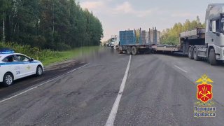 В Кузбассе в результате столкновения легкового авто и трех грузовиков погиб человек, четверо пострадали
