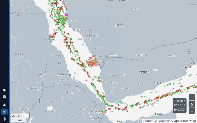 Морской трафик в Красном море остается стабильным на фоне угроз блокады со стороны хуситов