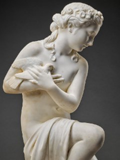 Скульптура "Юная девушка, спасающая птицу от змеи"