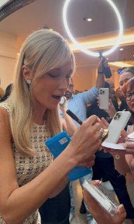 Казахстанские фанаты подарили шоколад Белле Хадид