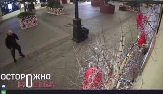 В Москве мужчина напал на новогоднюю инсталляцию