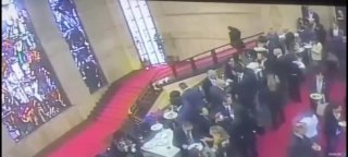 Чиновник упал в министерстве и повредил исторический витраж