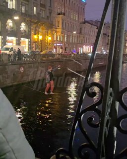 Канатоходец устроил шоу над каналом Грибоедова в Петербурге