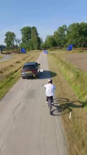 Велосипедист перепрыгнул сквозь две фуры