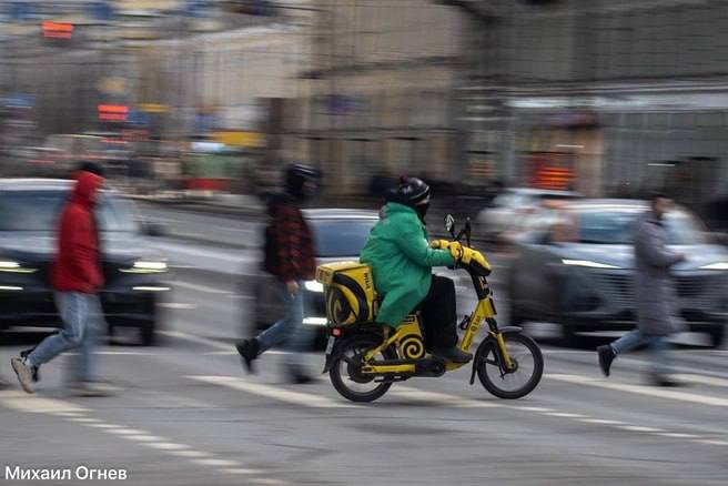 В Петербурге ограничили работу мигрантов-курьеров, доставка подорожала