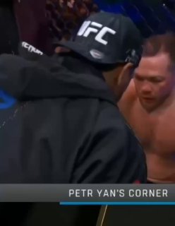 Поддержка тренера перед боем Петра Яна