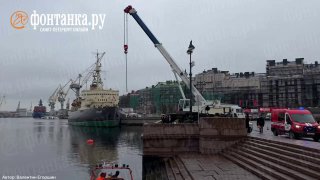 Автомобиль, вылетевший в Неву, достали из воды