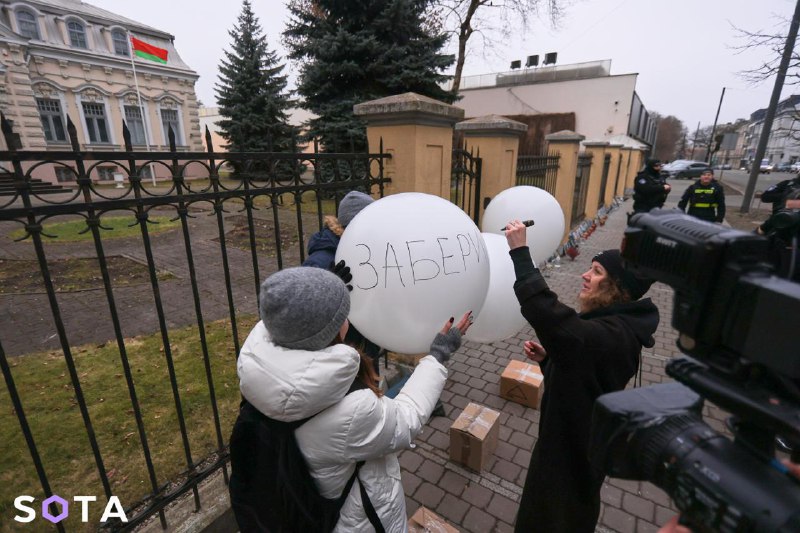 В Вильнюсе протестовали против метеозондов из Беларуси