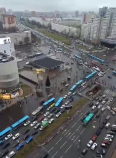 Пробки из-за открытия ТЦ "Голливуд" парализовали Пионерскую в Санкт-Петербурге