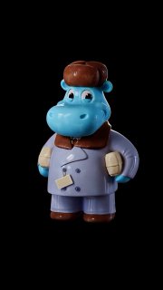 Художник создает модели бегемотиков из киндеров