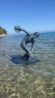 Художник утопил статую Сквидварда в Греции