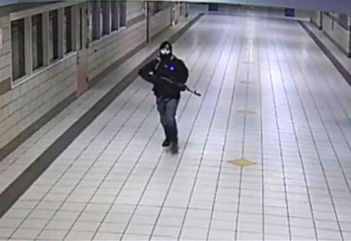 Перестрелка в Висконсине: ранен полицейский, протаранна здание школы