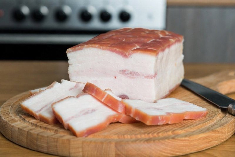 Белорус украл 2 тонны сала из мести за увольнение