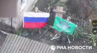 Российские бойцы установили триколор в освобожденном населенном пункте Ровное в ДНР