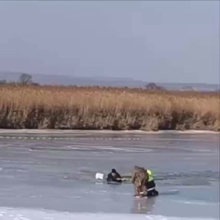В Приморском крае рыбаки спасли мужчину, провалившегося под лёд
