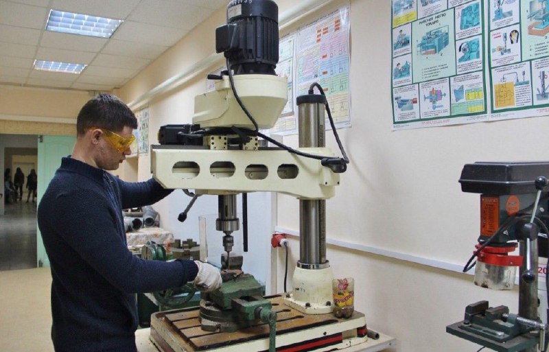 Поправки в закон позволят девятиклассникам, не сдавших ОГЭ, получить рабочую профессию