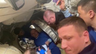 Космонавты пожелали экипажу "Союза" мягкой посадки