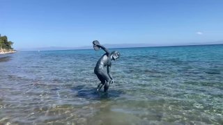 Ютубер утопил статую Сквидварда в Средиземном море