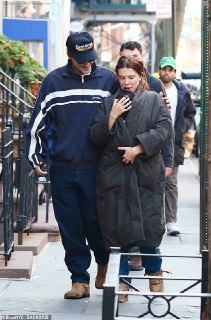 Милли Бобби Браун показала дочь, усыновленную из детского дома