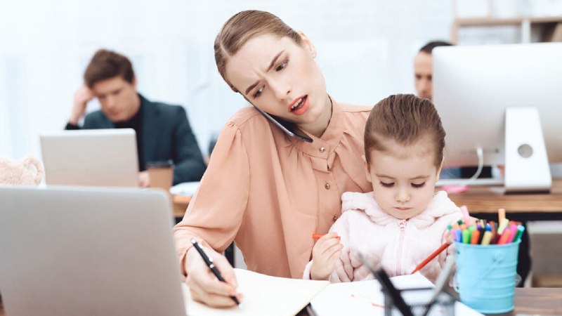 Российские женщины с детьми до 3 лет смогут устроиться на работу без испытательного срока