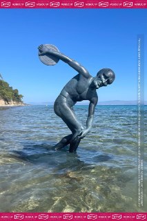 Художник утопил скульптуру Сквидварда у берегов Греции